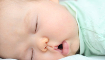 Ребенок спит с открытым ртом: когда следует насторожиться?