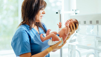 Неонатолог: специфика работы, оценка состояния новорожденного