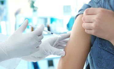 Боль в руке после вакцинации от коронавируса. Нужно ли ее бояться?