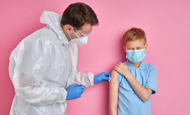 Вслед за подростками: разрешенный возраст для вакцинации детей от COVID-19 собираются снизить