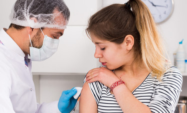 Начинают прививать: что известно про вакцину от коронавируса для подростков