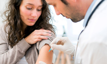 Эксперты рассказали, оказывают ли российские вакцины от коронавируса влияние на фертильность