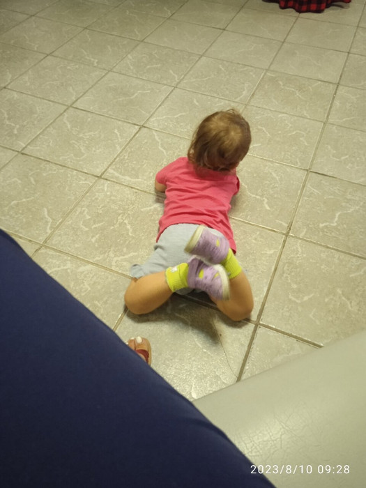 Младшая лежит на полу.