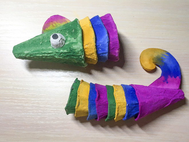Картон — в дело: сделала развивающую игрушку «хамелеон» из упаковки для яиц