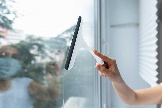 Скребок – удобный инструмент для удаления воды или мыльного раствора со стекла