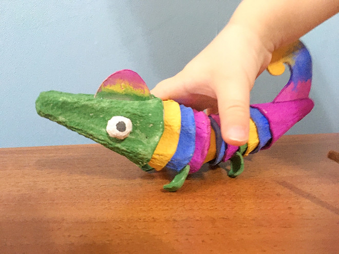 Картон — в дело: сделала развивающую игрушку «хамелеон» из упаковки для яиц