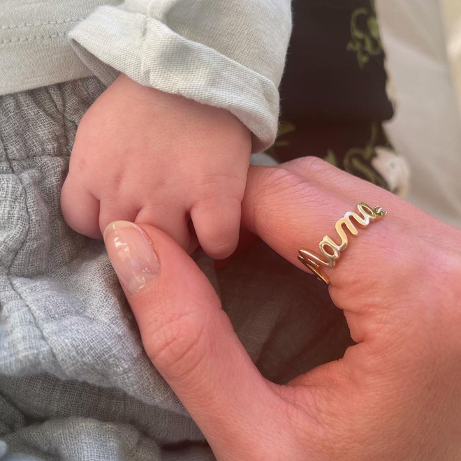 Первый снимок: Карли Клосс рассекретила пол и имя новорожденного первенца