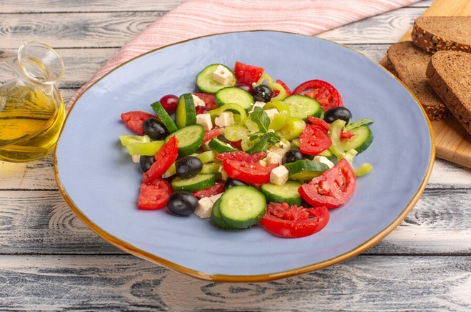 Итальянский салат для аростичини из овощей с маслинами
