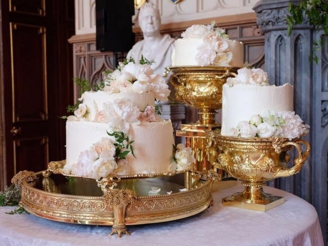 Не ножом… Королевские молодожены разрезают свадебный торт необычным способом