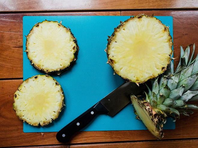Как почистить ананас