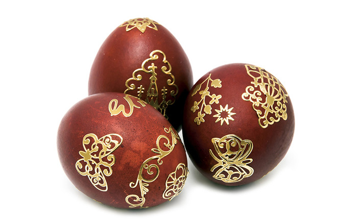 Как украсить яйца: золотые наклейки