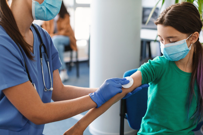 Исключительно добровольно: началась вакцинация подростков от коронавируса