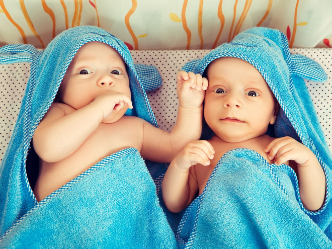 Почему у них это позже, чем у других детей: ученые выявили необычную особенность в развитии близнецов