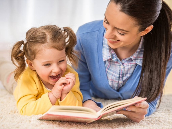 Ученые объяснили, почему необходимо «читать» детям книги без текста