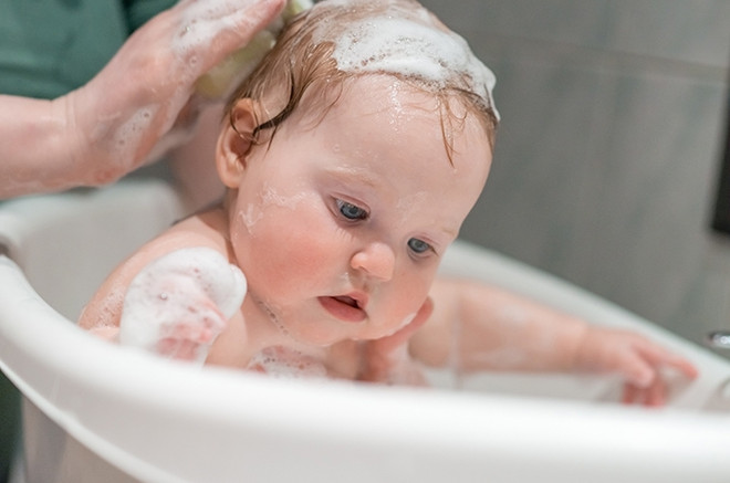 купание новорожденного в ванночке