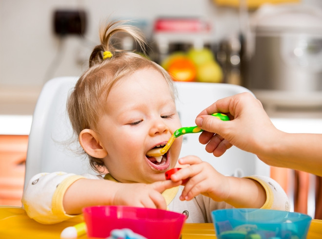 Советы о том, как научить ребенка жевать твердую пищу