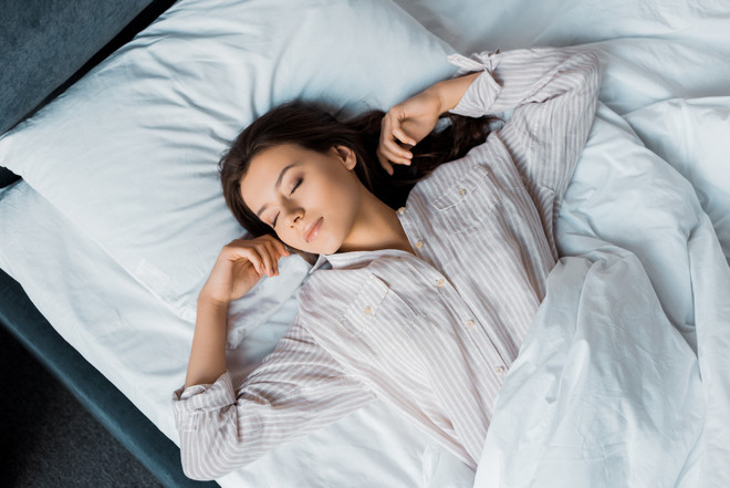 Бессонница, уходи: психолог Лариса Суркова о том, как избавиться от мыслей, мешающих уснуть