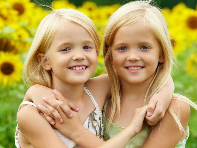 Встречается в 25% случаев: мама обнаружила у дочек-близнецов поразительную особенность