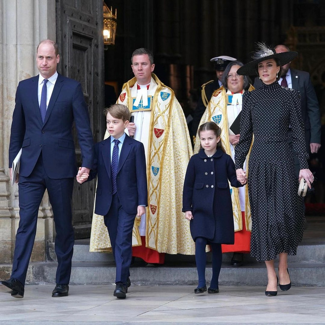Две куколки: Кейт Миддлтон и принцесса Шарлотта вышли в свет в элегантных черных нарядах