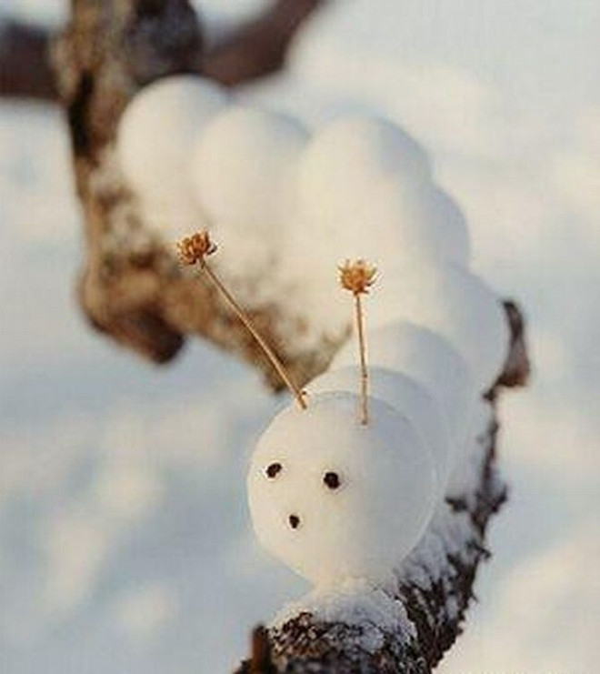 Гусеница из снега
