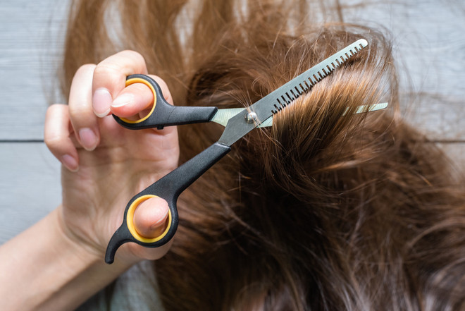 Все сама: 6 советов, которые научат вас стричь волосы дома