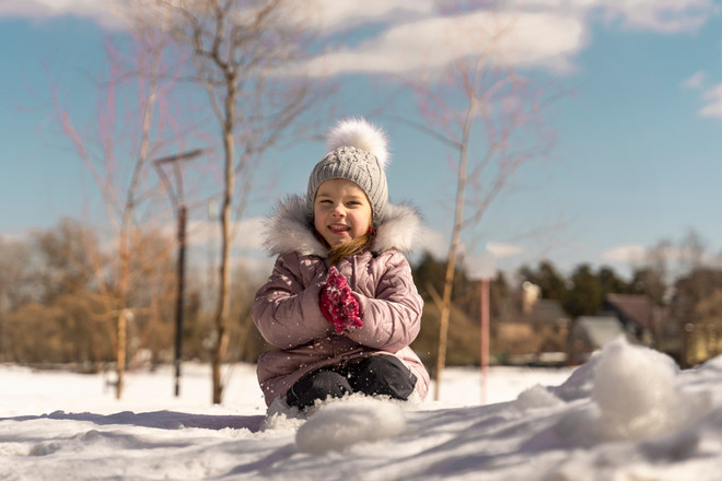 Снежные забавы: 10 бюджетных зимних игрушек для детей