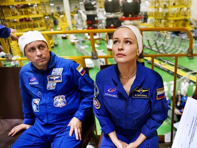 «Я даже уроки проверяю»: Юлия Пересильд рассказала, как общается с дочками во время космических съемок