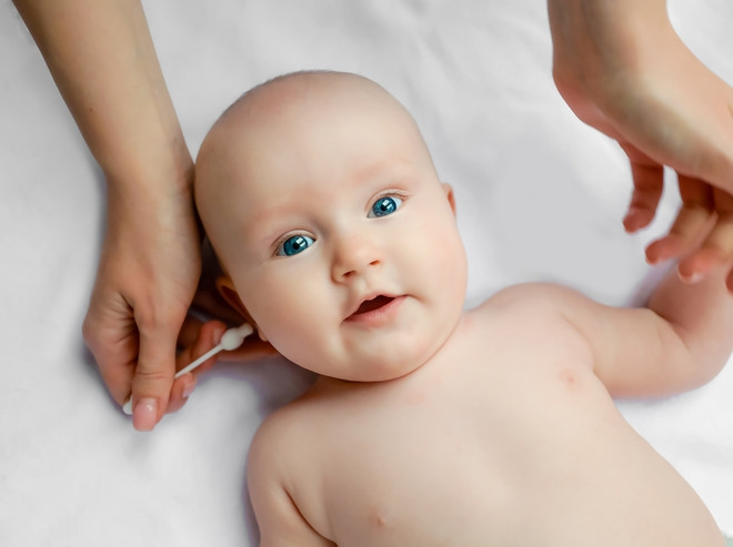 Как чистить уши новорожденному