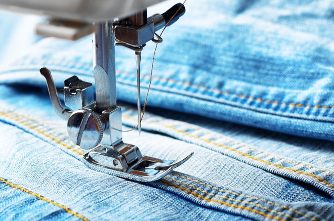 Как растянуть джинсы с помощью швейной машинки