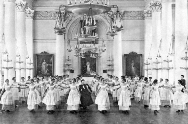 Воспитанницы Смольного института благородных девиц на уроке танцев. 1901 г. 