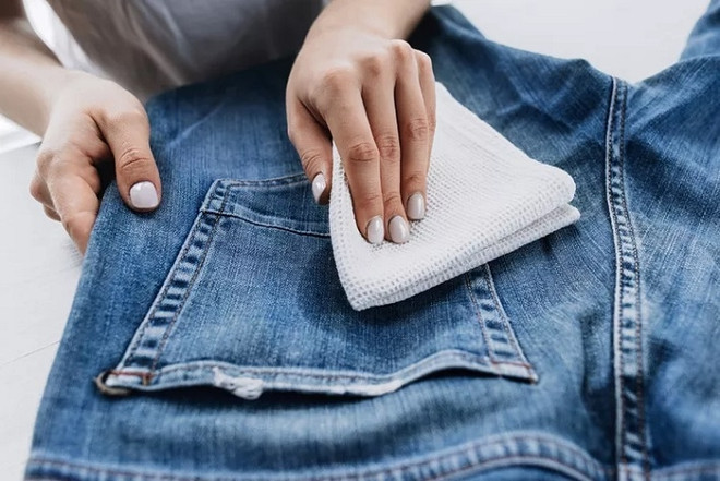 Как высушить джинсы полотенцем