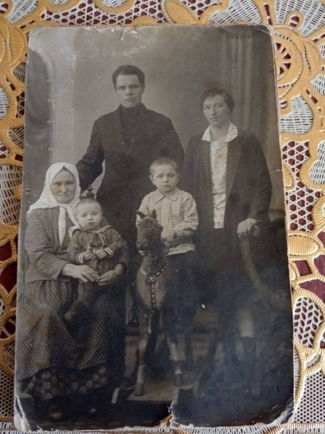 В возрасте Степы: Сергей Безруков поделился снимком с папой из детства