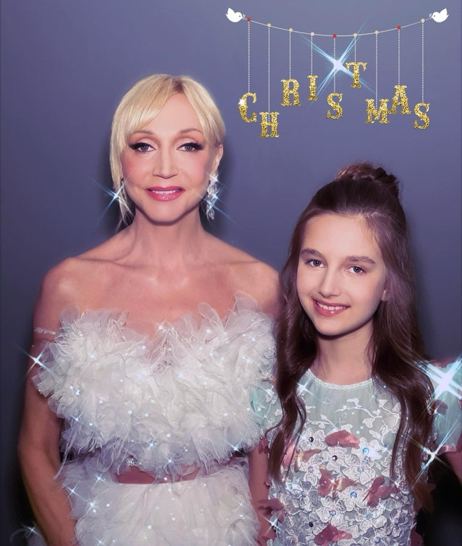 Как мама, так и дочка: Кристина Орбакайте и Клавдия Земцова надели одинаковые новогодние наряды