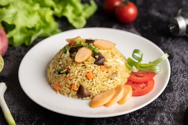 Жареный рис с овощами и соевым соусом