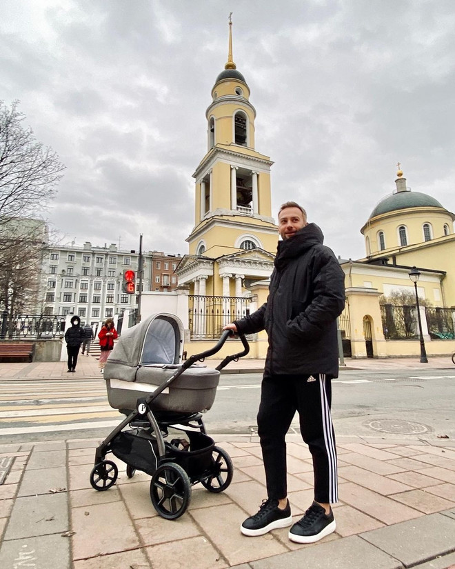 «Пока соблюдает тишину»: Дмитрий Шепелев показал новый кадр с новорожденным сыном