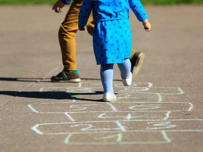 Игры на свежем воздухе: 12 занятий на улице, которые не наскучат ребенку