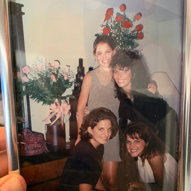 Instagram @ katieholmes