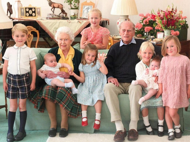 Слева направо в верхнем ряду: Саванна Филиппс. В нижнем ряду, принц Джордж, принц Луи (на коленях у Елизаветы II ), принцесса Шарлотта, принц Филлип, малышка Лена Элизабет (на руках у кузины Айлы Филиппс) и Миа Тиндалл.   Instagram @theroyalfamily