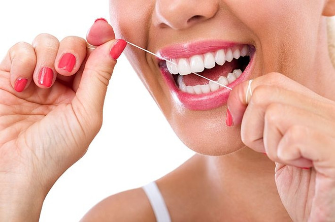 Зубная нить поможет почистить межзубные пространства