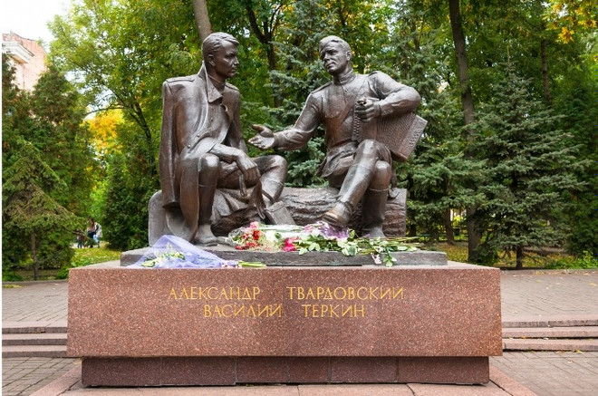 Памятник Твардовскому и Тёркину