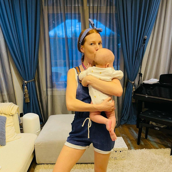 Какая нежность: Наталья Подольская показала, как кормит грудью 9-месячного сына