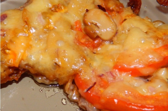 Мясо по-французски с грибами, картофелем и помидорами