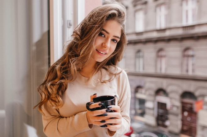 Девушка с чашкой кофе