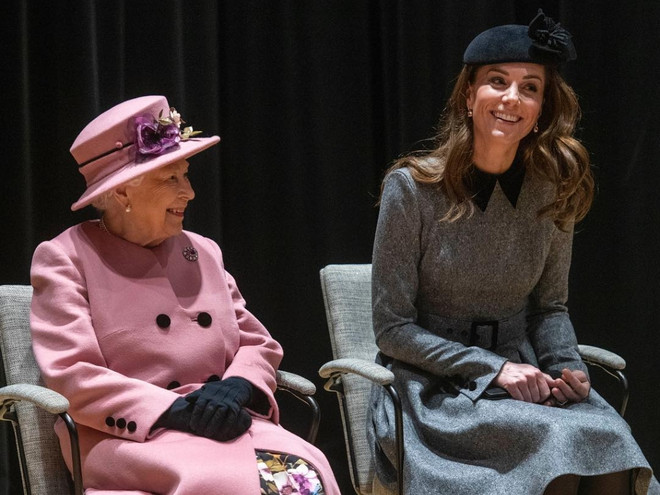 Страна Колготия: Кейт Миддлтон знает, как нарушить правила Елизаветы II и остаться герцогиней-умницей