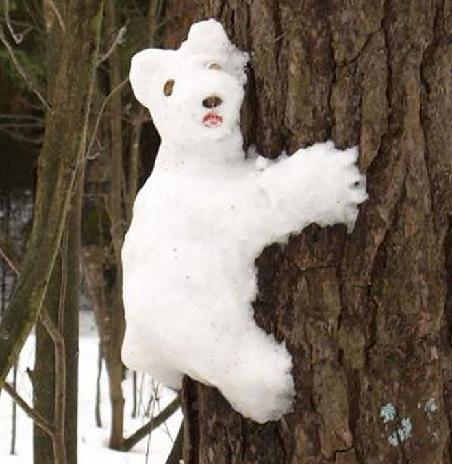 Фигура из снега на дереве