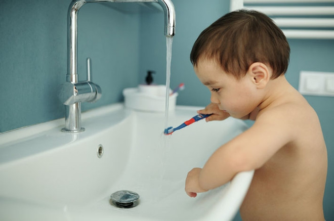 Как правильно чистить зубы детям