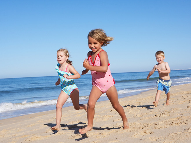 Безопасность на пляже: 5 важных правил, которые надо соблюдать взрослым и детям