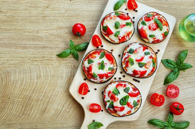 Мини-пицца с помидорами и моцареллой