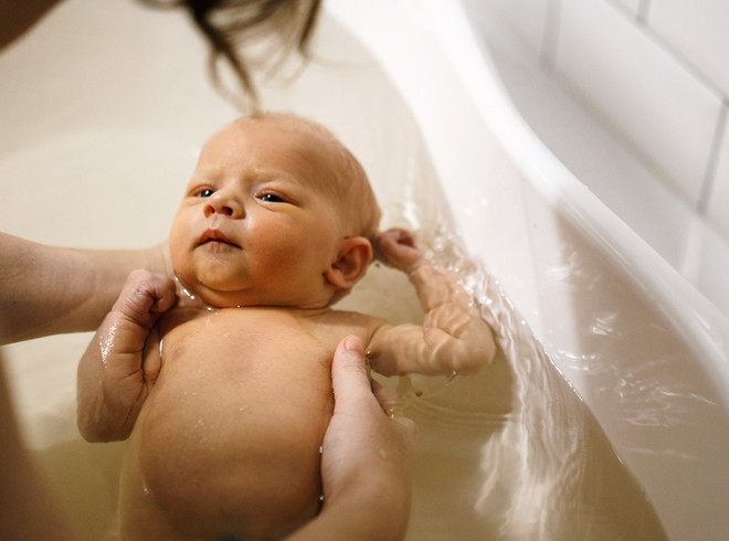 При какой температуре купать новорожденного