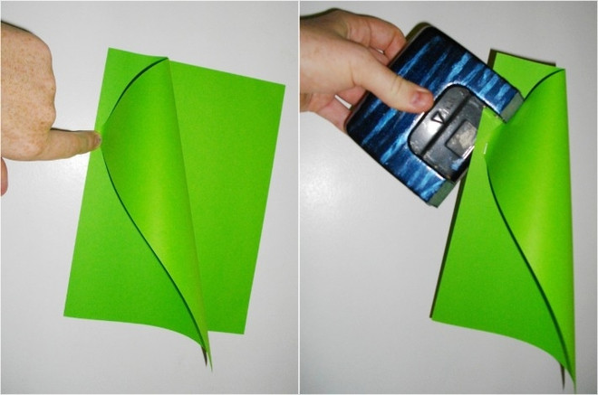 Соедините две короткие стороны листа бумаги и прижмите вдоль сгиба, чтобы получилась складка. 